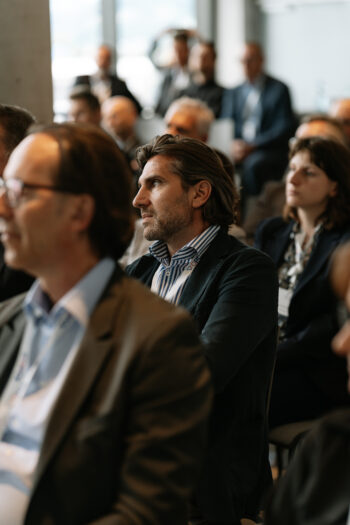 Menschen sitzen im Publikum